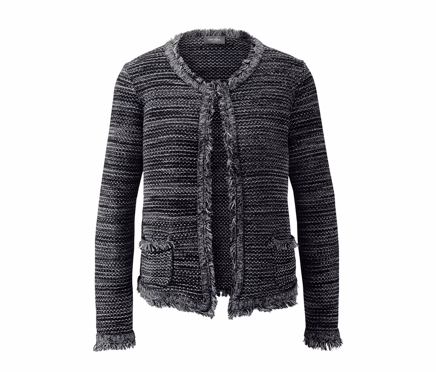 Detailansicht einer Fransen-Strickjacke.