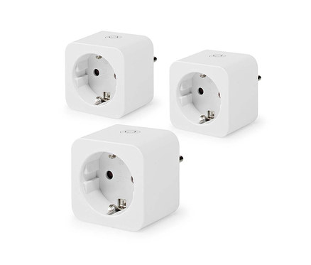 Drei weiße, würfelförmige Steckdosenadapter mit Schuko-Anschluss, dreieckig auf weißem Hintergrund angeordnet.