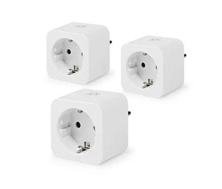 Drei weiße, würfelförmige Steckdosenadapter mit Schuko-Anschluss, dreieckig auf weißem Hintergrund angeordnet.