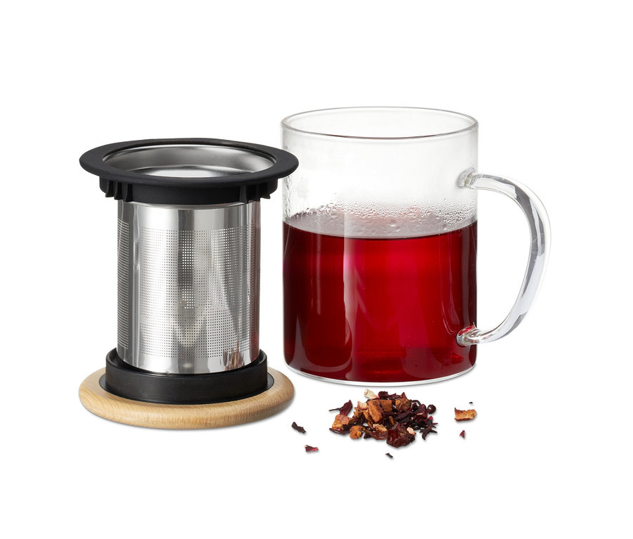 Ein Teeglas mit Tee und einem Teesieb.