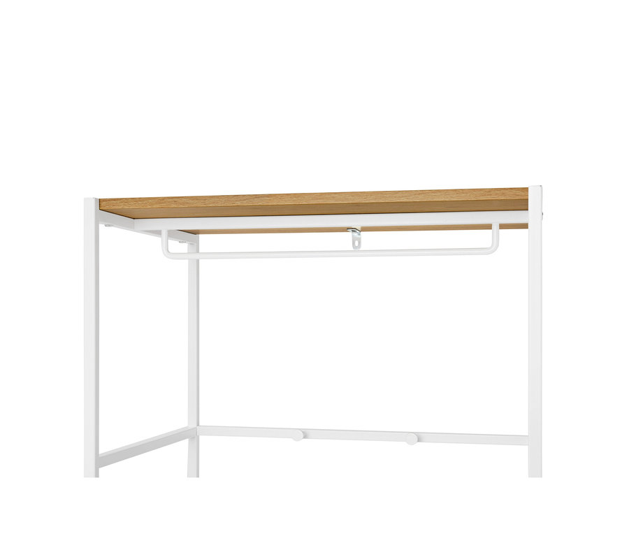 Detailansicht eines weißen Kleiderständers mit einer Ablage aus hellem Holz.