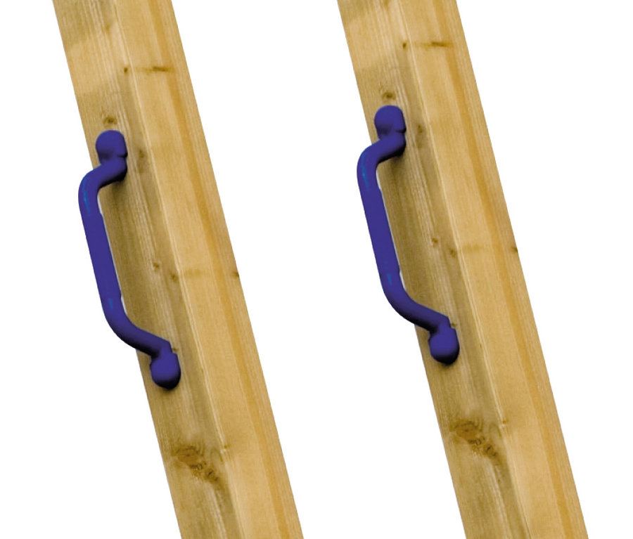 Zwei blaue Griffe an einem Holzrahmen des Karibu Stelzenhaus »Fidel« mit Doppelschaukel und Rutsche.