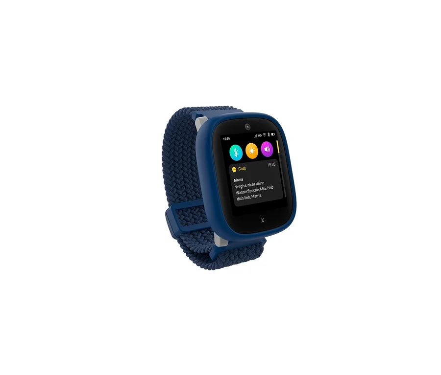 Blaue Xplora X6 Play Kinder Smartwatch mit geflochtenem Armband, die um 15:30 Uhr eine Chat-Nachricht von „Mama“ anzeigt: „Vergiss nicht deine Wasserflasche, Mia. Hab dich lieb, Mama.“