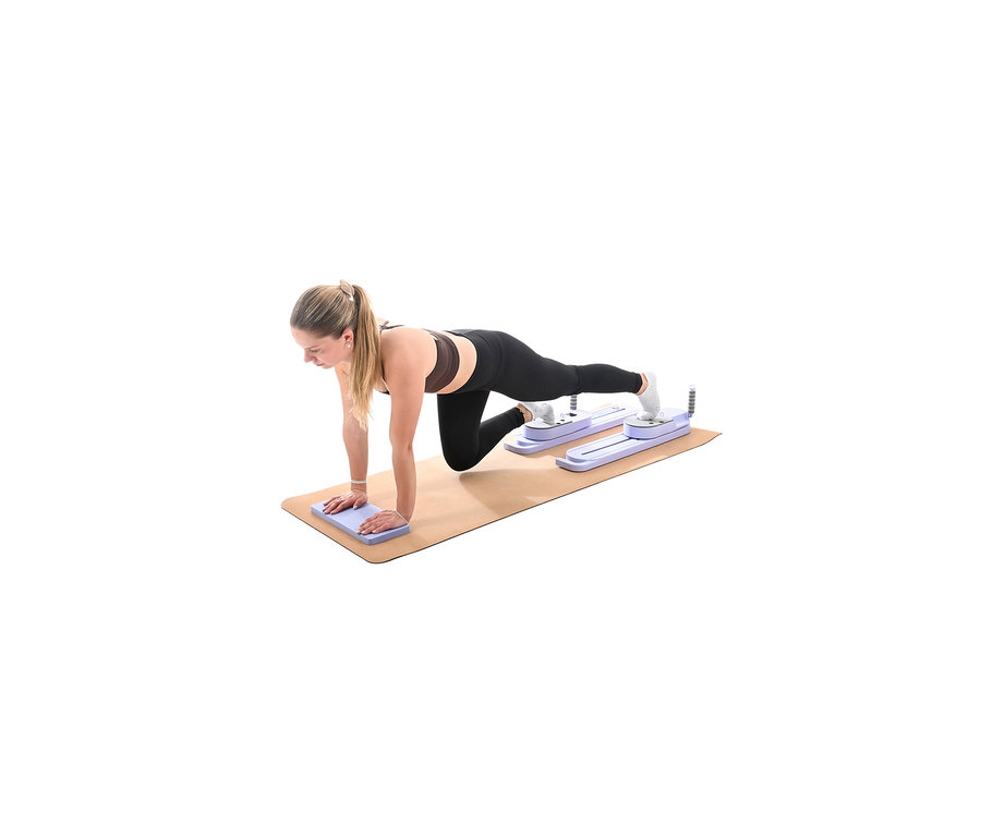 Frau in braunem Sport-BH und schwarzen Leggings auf einer Matte, die eine Übung mit den Händen auf lila Polstern und den Füßen auf lila Fitness-Gleitern macht.