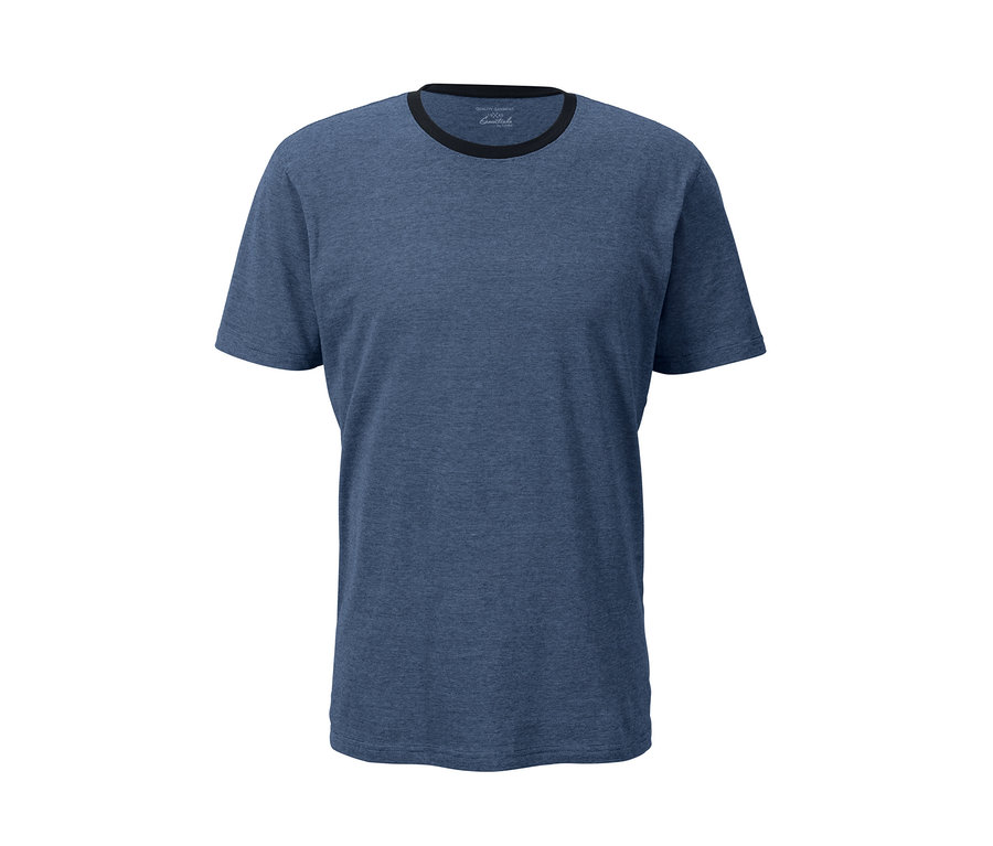 Ein blaues Shorty-Pyjama mit einem schwarzen Halsausschnitt.