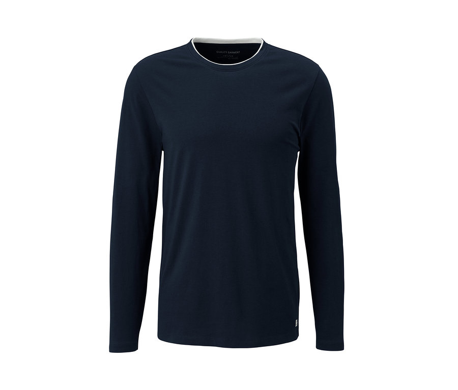 Dunkelblaues Langarmshirt.