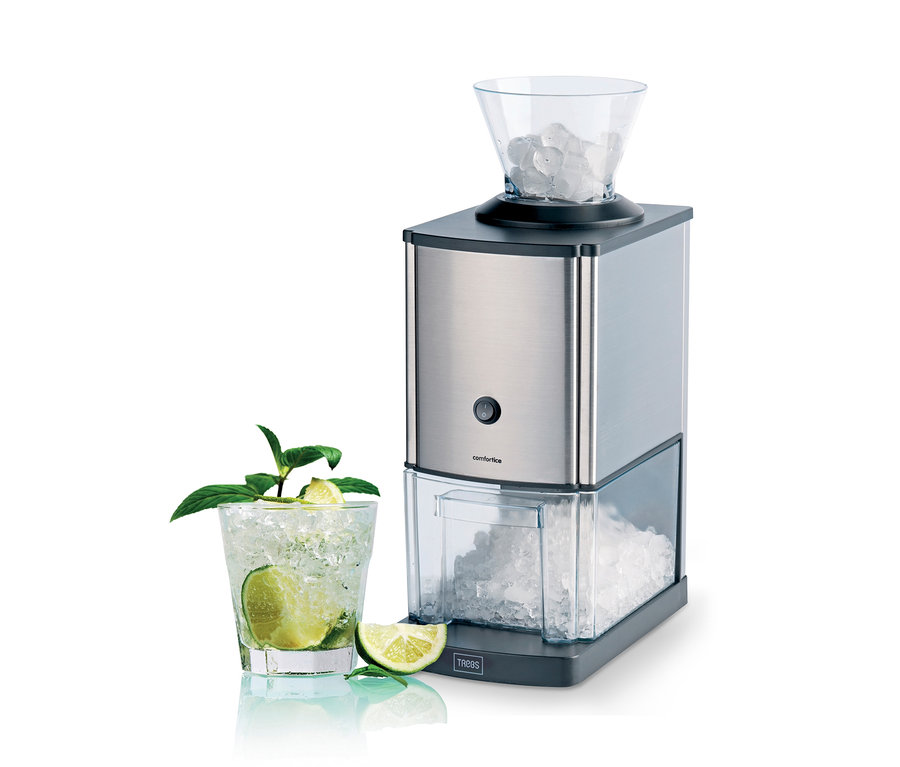 Ein Glas mit Crushed Ice, Limette und Minze neben einem elektrischen Eiscrusher.