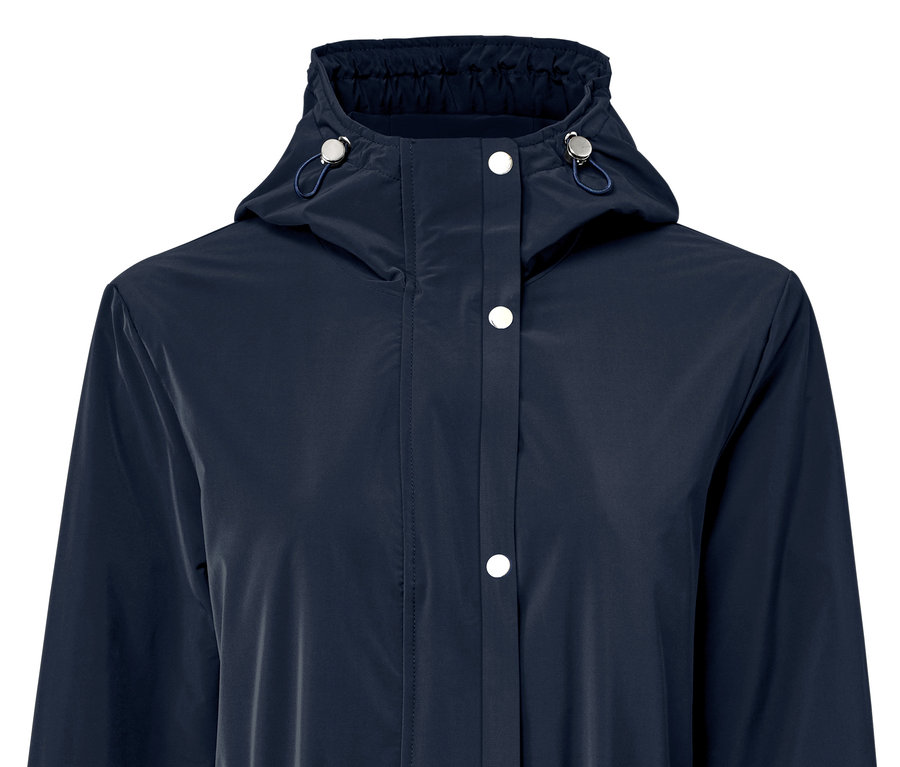 Detailansicht einer dunkelblauen Parka mit Kapuze und Knopfverschluss.
