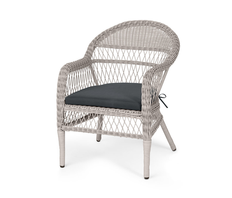 Nahaufnahme eines einzelnen Gartensessels aus Polyrattan mit einem dunkelgrauen Sitzkissen.