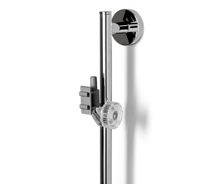 Ein verchromter Duschstangen-Wäschetrockner und -auslüfter 2-in-1.