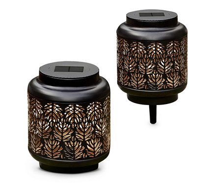 Zwei Solar-Laternen mit ausgeschnittenem Blättermuster.