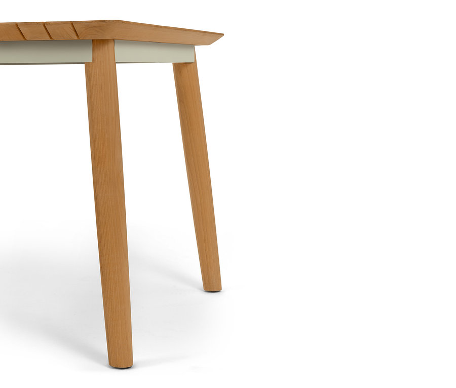 Detailansicht eines ausziehbaren Teak-Gartentisches mit Teakholzbeinen.
