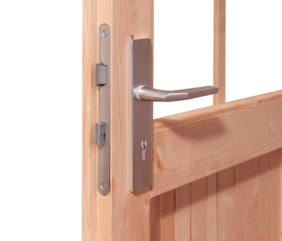 Detail einer Holztür mit Metallgriff und Schloss.