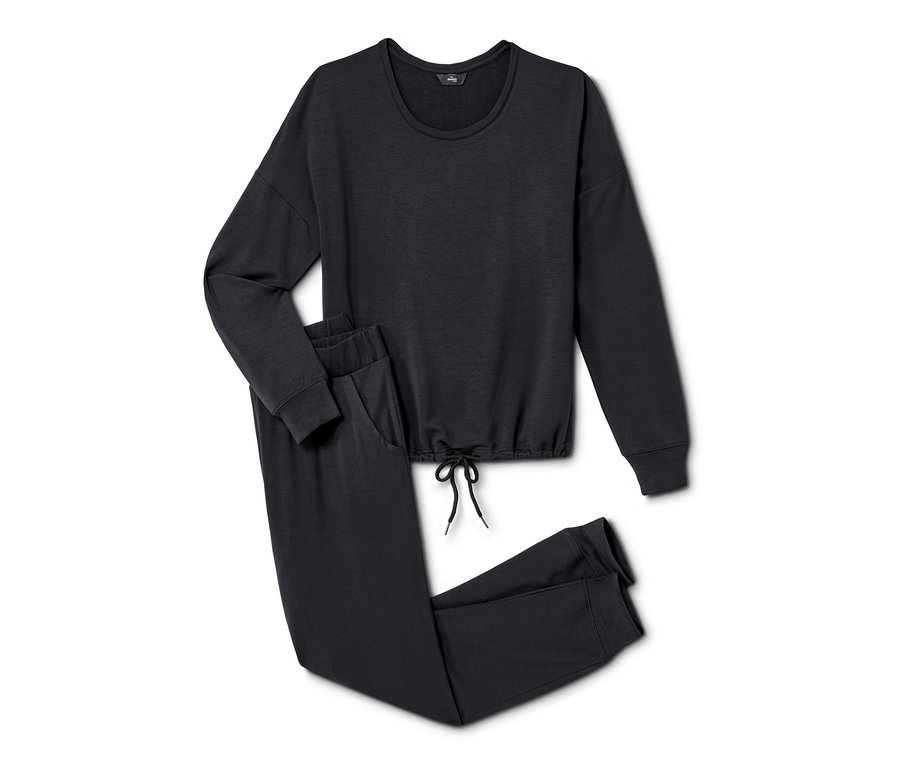 Ein schwarzer Loungewear-Anzug liegt auf einem weißen Hintergrund.