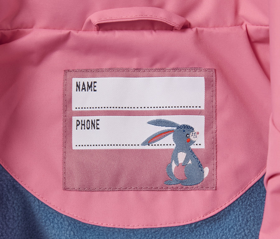 Innenetikett der blau-rosa Thermo-Regenjacke mit recyceltem Material mit Platz für Name, Telefonnummer und einem Hasenbild.