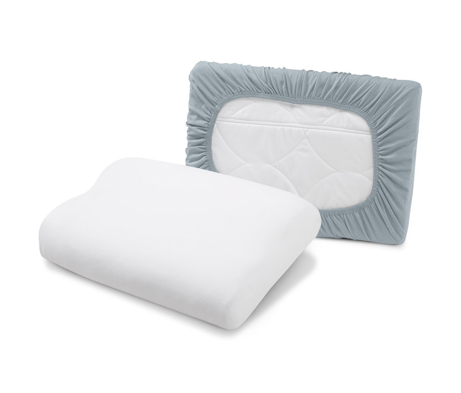 Ein weißes orthopädisches Kissen und 2 Jersey-Kissen-Spannbezüge im Hintergrund.