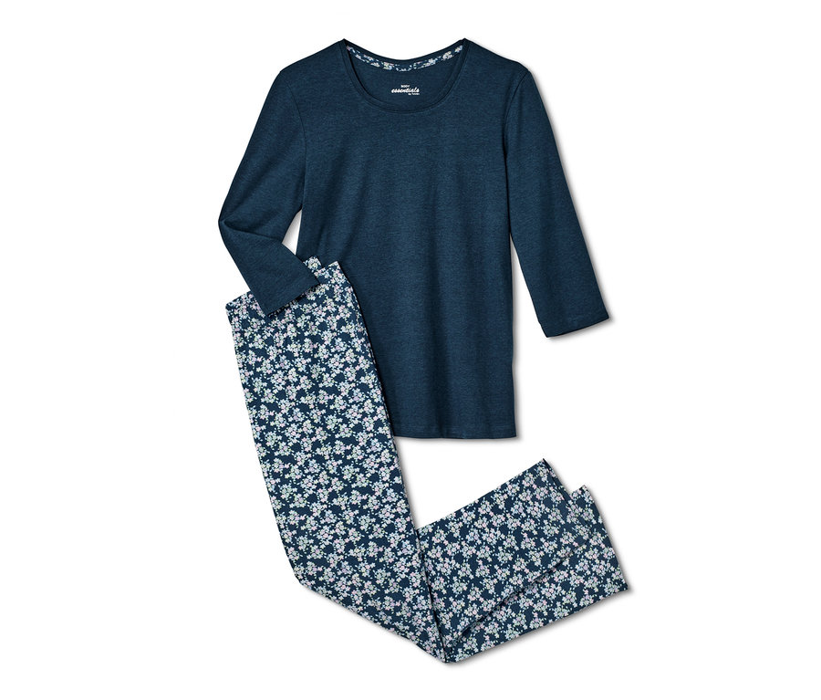 Blauer Pyjama mit langen Ärmeln und geblümter Hose.