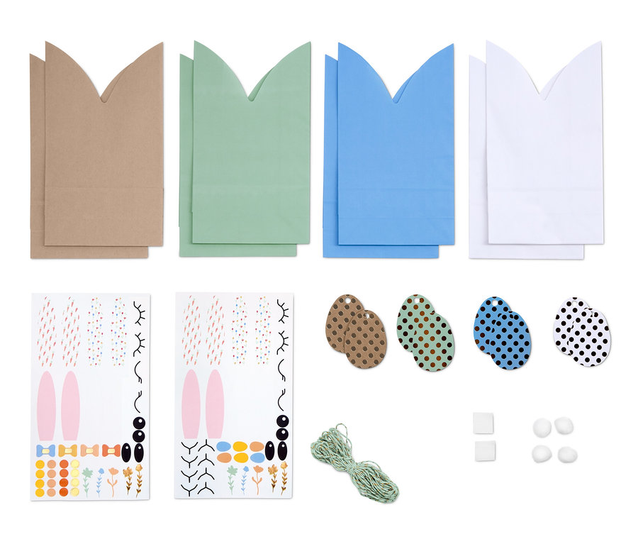 Bastelset für Osterhasen-Geschenktüten mit braunen, grünen, blauen und weißen Tüten, Aufklebern, Eieranhängern und Schnur.