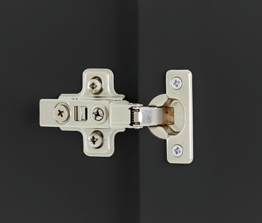 Detailansicht eines silbernen Scharniers an einem Bad-Hochschrank »Eklund«.