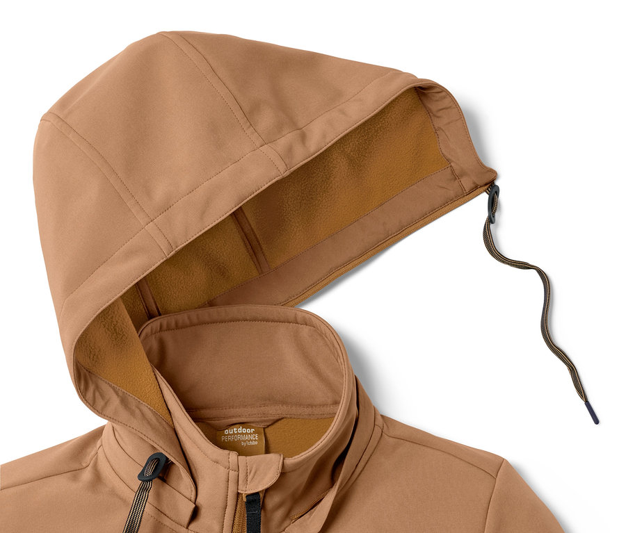Detailaufnahme einer cognacfarbenen Softshell-Jacke mit Kapuze.