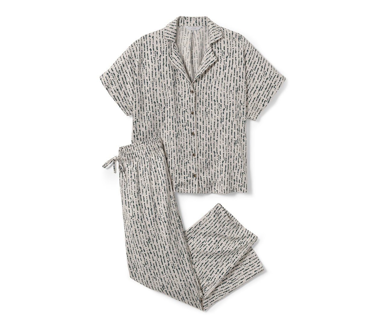 Ein kurzärmliger Pyjama mit langen Hosen und Muster.