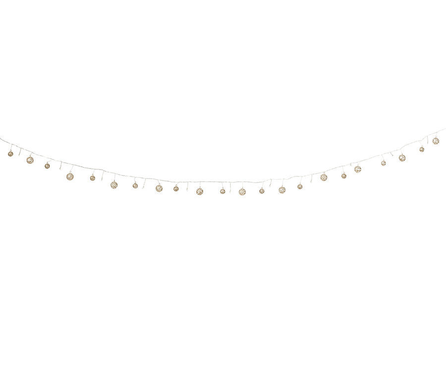 Eine LED-Kugel-Lichterkette hängt vor einem weißen Hintergrund.