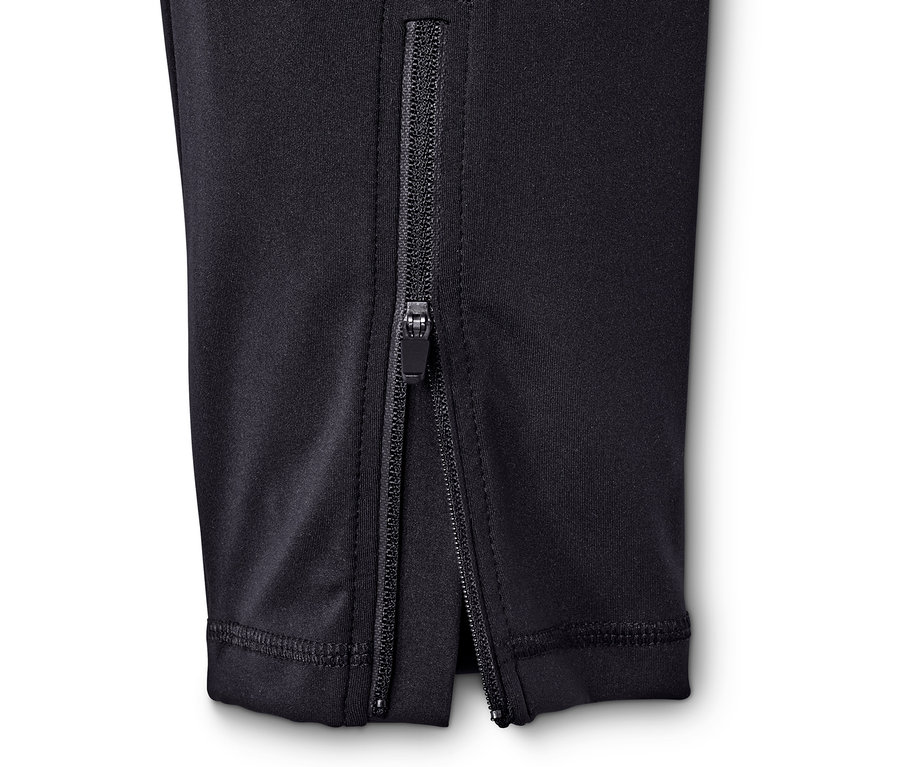 Detailansicht einer Premium-Hybrid-Lauftight mit geöffnetem Reissverschluss am Knöchel.