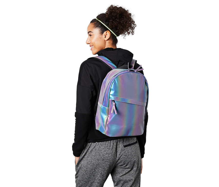 Junge Frau trägt reflektierenden Rucksack.