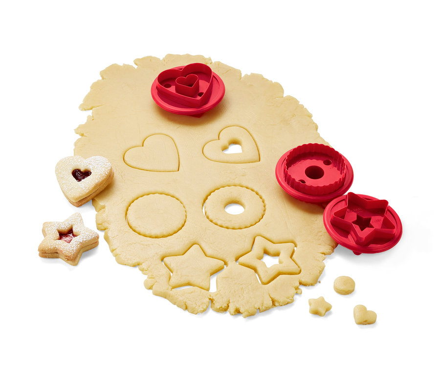 Linzer Teig mit Ausstechern in Herz-, Stern- und Kreisform.