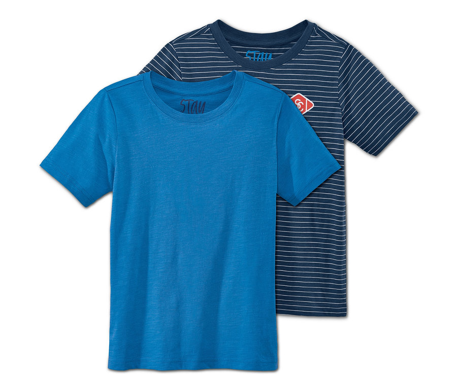 Zwei T-Shirts: ein blaues und ein gestreiftes.