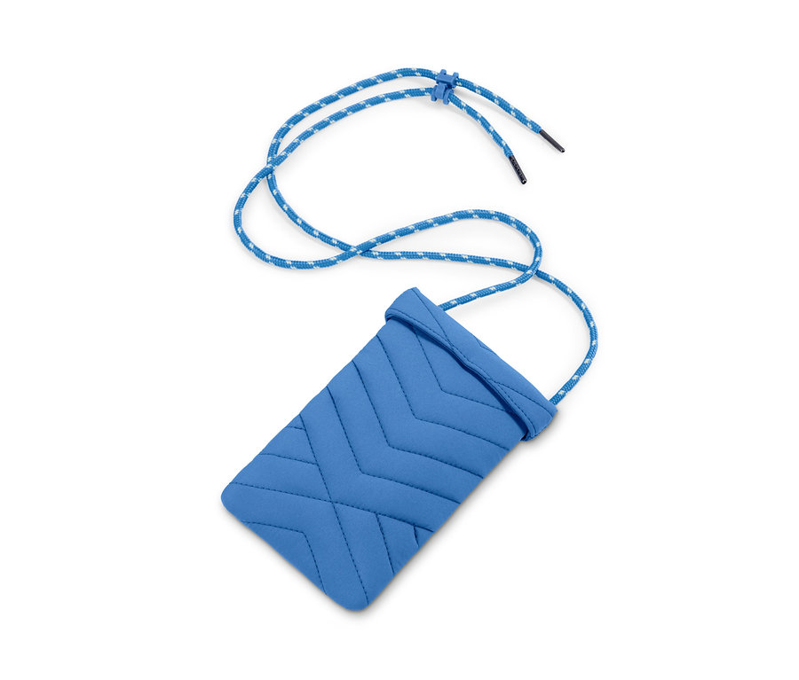 Eine blaue isolierte Multifunktionstasche mit blau-weisser Kordel auf weissem Hintergrund.