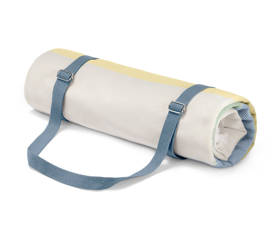 Eine zusammengerollte XL-Picknicktuch mit blauen Riemen.