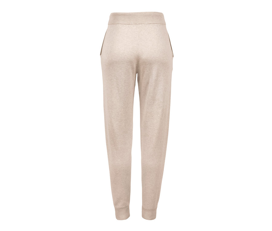 Beige Jogginghose aus Strick von hinten.