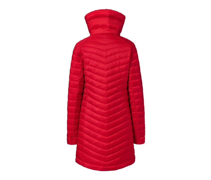 Rückansicht eines roten Steppmantels mit Stehkragen.