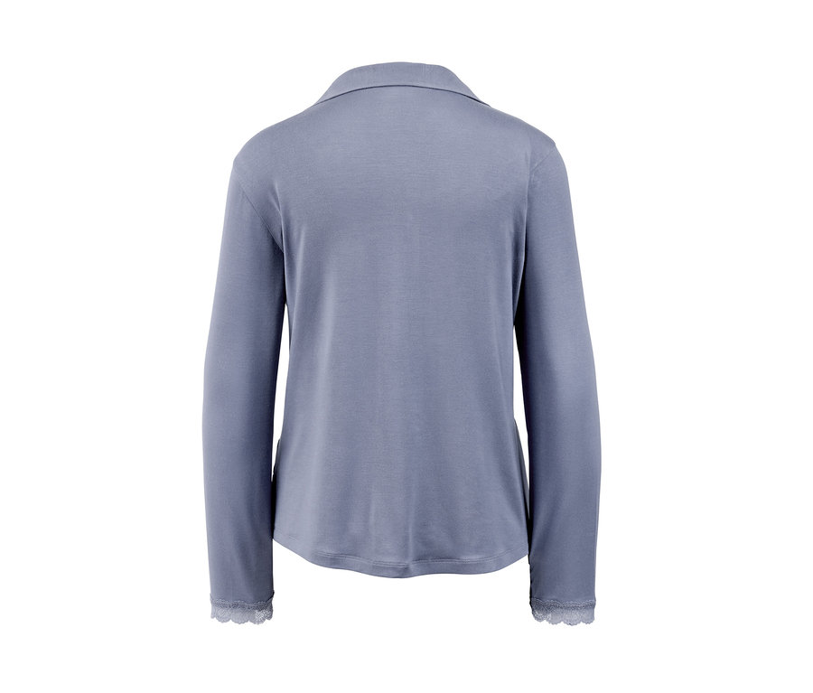 Blauer Pyjama mit langen Ärmeln.