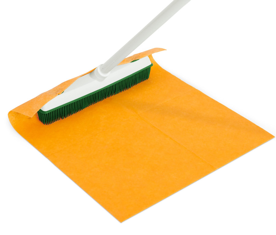 Universal-Reinigungsbesen auf orangefarbenem Untergrund.