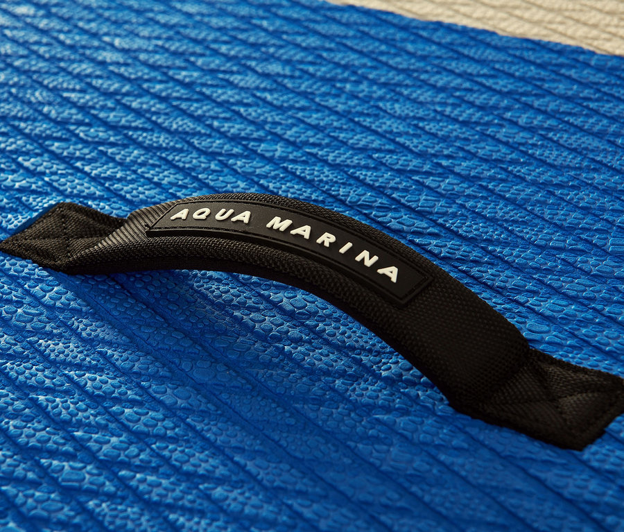Detailaufnahme eines blauen SUP-Boards »Beast« mit schwarzem Aqua Marina-Griff.