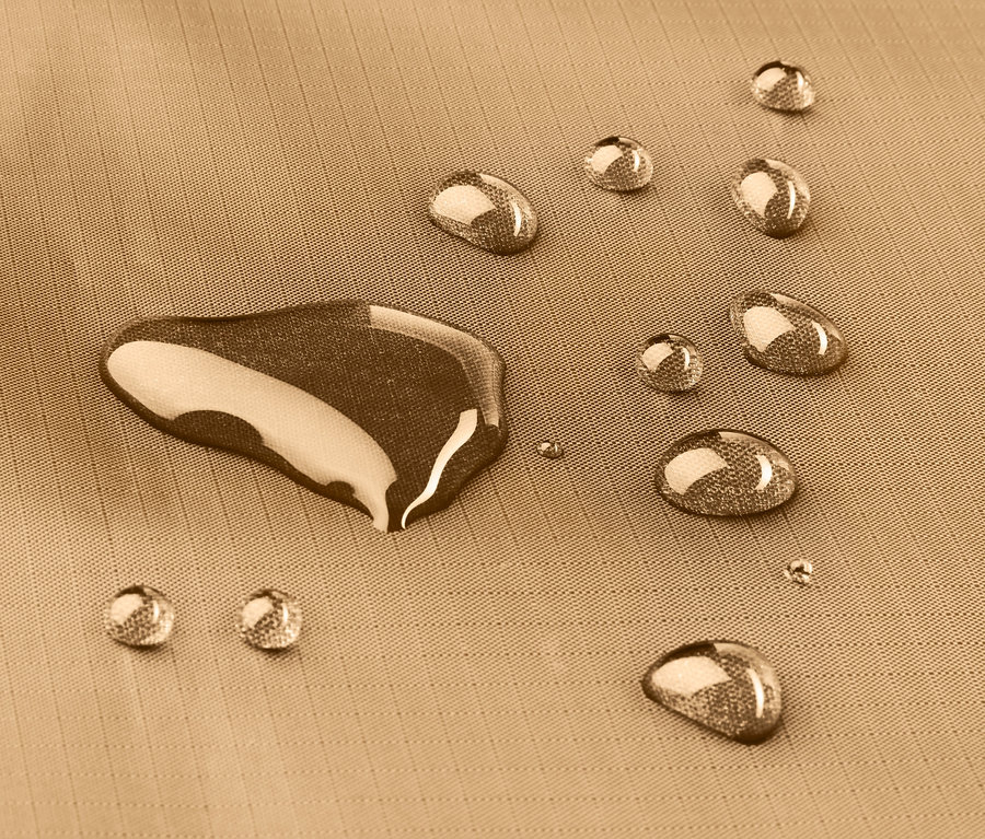 Wassertropfen auf Mini-Picknickdecke.