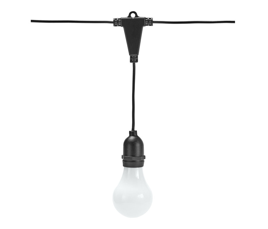 Eine schwarze LED-Outdoor-Lichterkette hängt vor einem weißen Hintergrund.