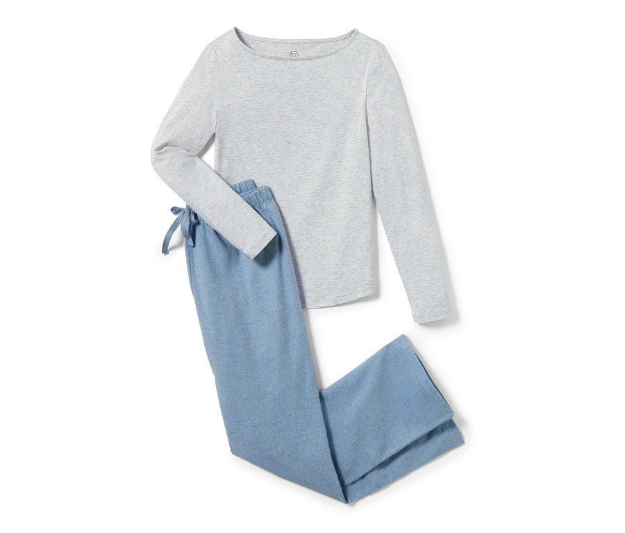 Ein hellgrauer Flanell-Pyjama mit langen Ärmeln und hellblauen Hosen liegt auf einem weißen Hintergrund.