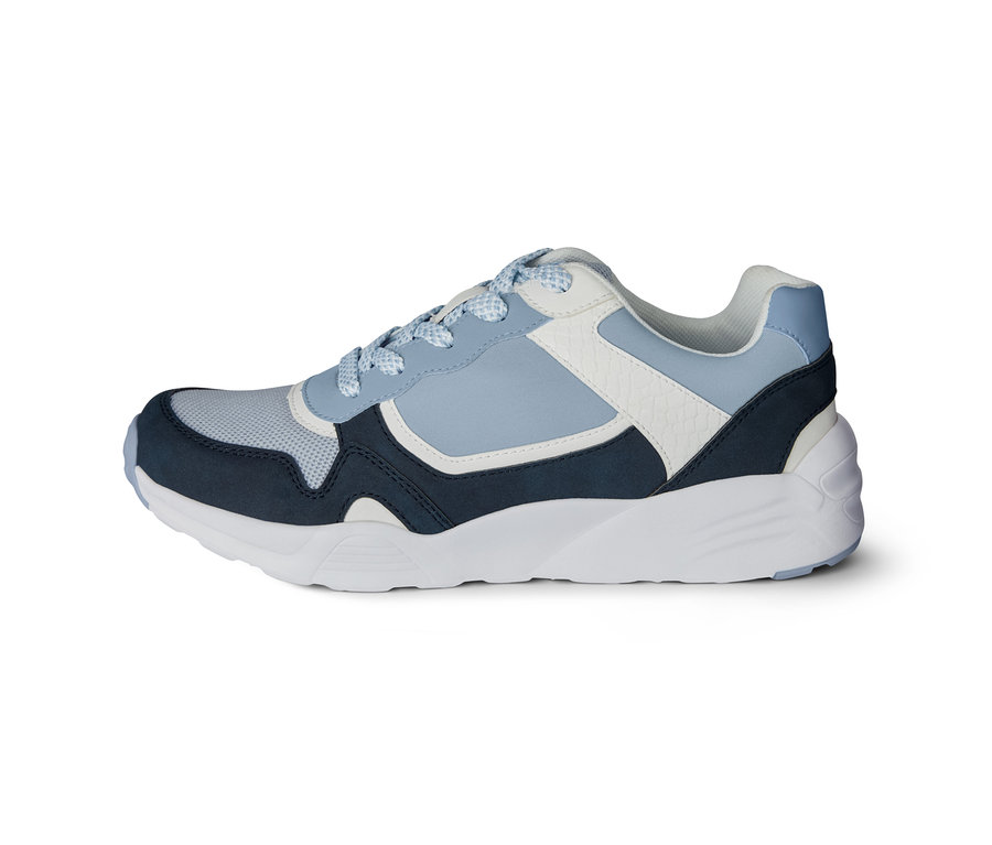 Blau-weißer Sneaker.