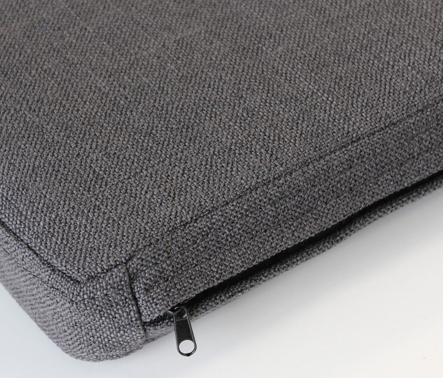 Detailansicht eines grauen, ergonomischen Sitzkissens »Fremont« mit Reißverschluss an der Ecke.