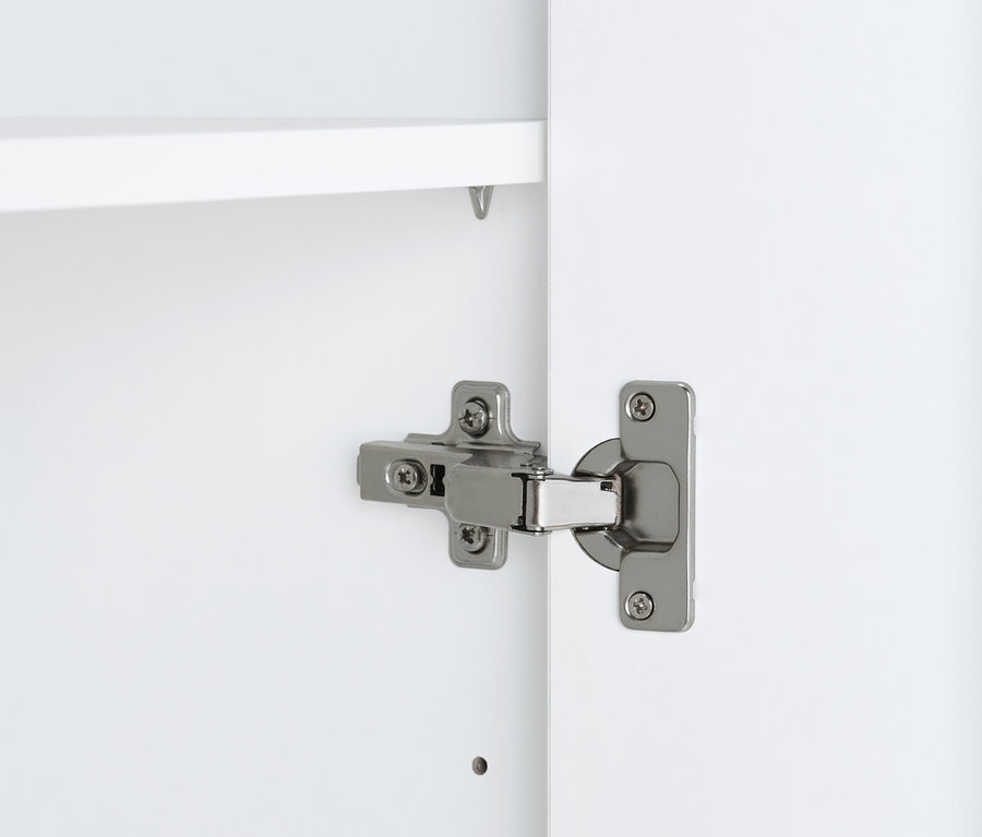 Detail eines weißen Schranks mit einem Metallscharnier.