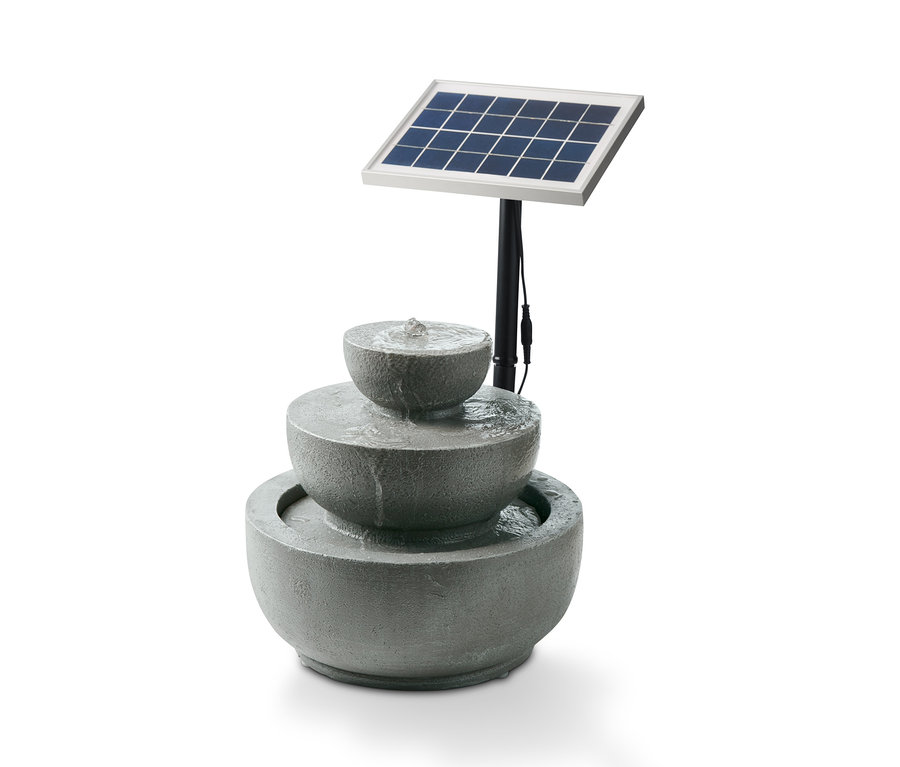 Solar-Gartenbrunnen mit drei Steinschalen, aus denen Wasser fließt.
