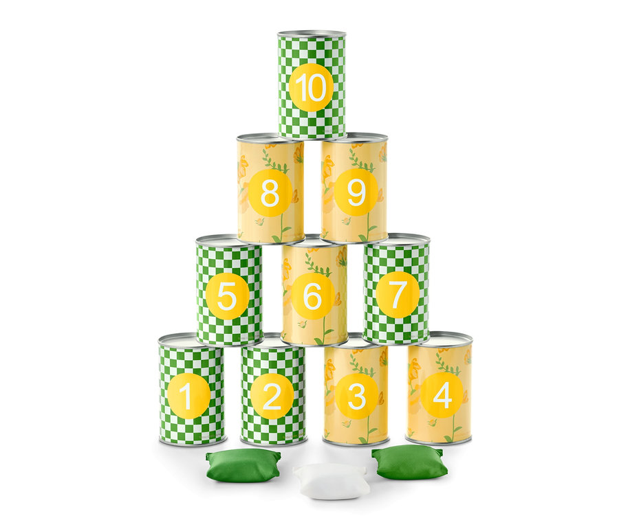 Dosenwurfspiel: Eine Pyramide aus zehn Dosen mit Zahlen und drei Wurfkissen.
