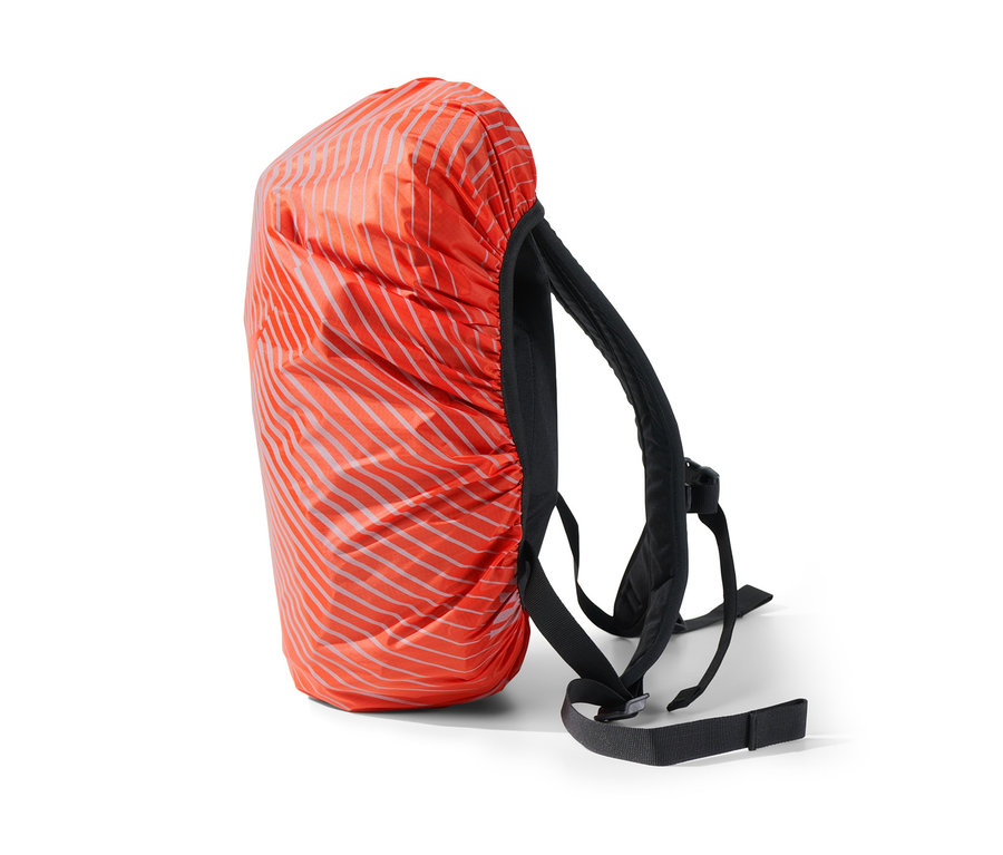 Rucksack mit Rucksack-Regenschutzhülle.