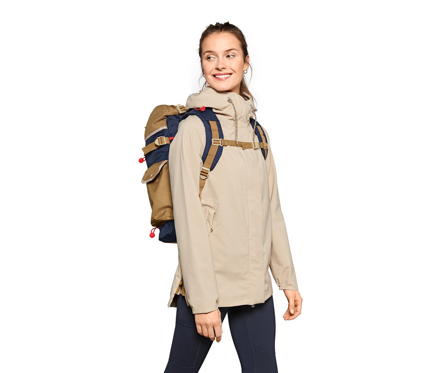 Frau mit Outdoor-Rucksack.