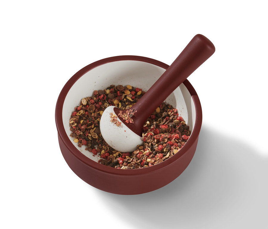 Gewürze in einem braun-weißen 2-in-1 Mörser mit Stößel.