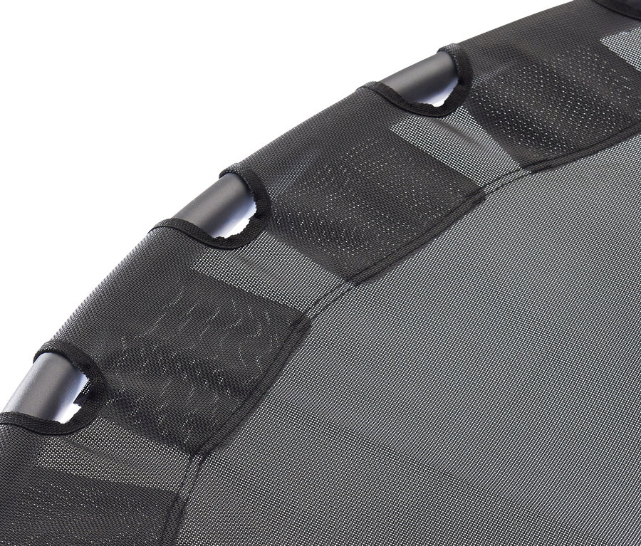Detail einer LECO-Luxusschaukel mit schwarzem Netz und grauem Stoff.