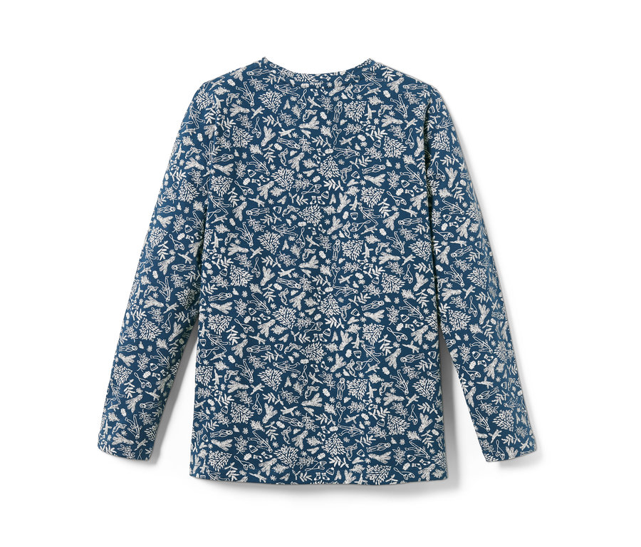 Blauer Kinderpyjama mit weißem Aufdruck.